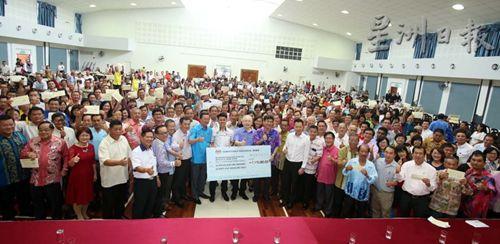 中國僑網(wǎng)柔州華小各董事部及校方代表在領(lǐng)取撥款后與嘉賓大合照。(馬來西亞《星洲日報(bào)》)