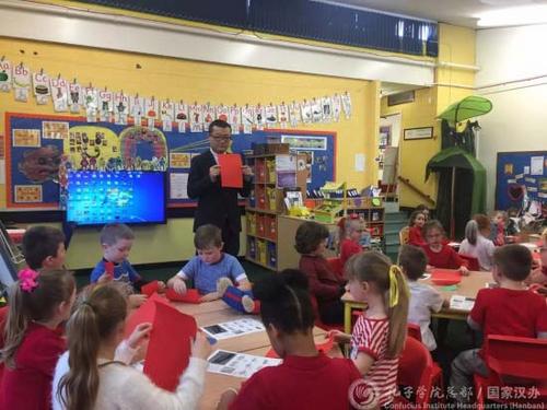 中國(guó)僑網(wǎng)孟君指導(dǎo)學(xué)生疊紙船