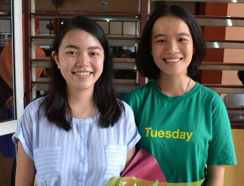 中國僑網(wǎng)黃倩如(左)靠觀察老師及朋友說話的口型來學(xué)習(xí)(馬來西亞《星洲日報》)