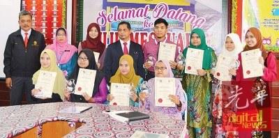 中國僑網合影 (馬來西亞《光華日報》)