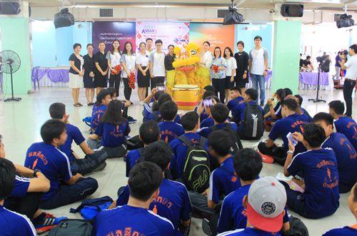 中國僑網(wǎng)曼松德孔子學(xué)院教師同中國師生代表團(tuán)一起表演舞獅