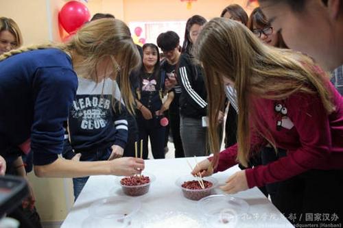 中國僑網(wǎng)筷子夾花生