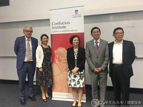 中國僑網(wǎng)合影留念