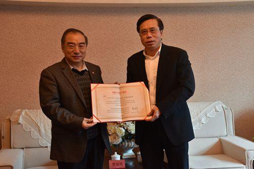 中國僑網(wǎng)賈益民向馮志農(nóng)頒發(fā)華僑大學(xué)第七屆董事會(huì)董事聘書