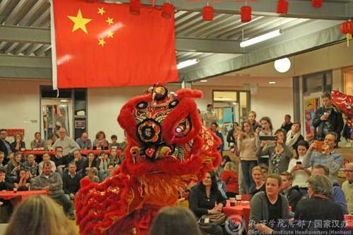 中國僑網(wǎng)荷蘭鹿特丹醒獅隊(duì)表演舞獅
