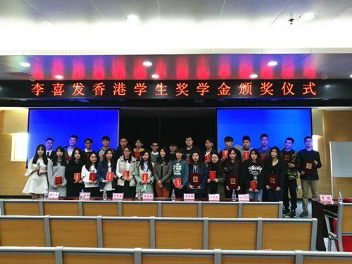 中國僑網(wǎng)李嘉燕與獲獎學生合影