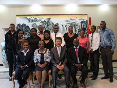 中國僑網(wǎng)楊優(yōu)明與贊大師生合影