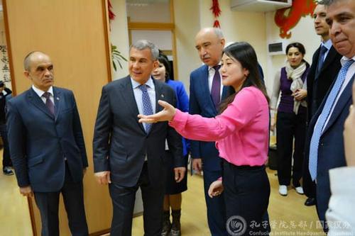 中國僑網(wǎng)孔子學(xué)院中方院長李蘭宜向總統(tǒng)明尼哈諾夫(左二)介紹孔子學(xué)院概況