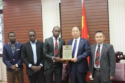 中國僑網(wǎng)合影