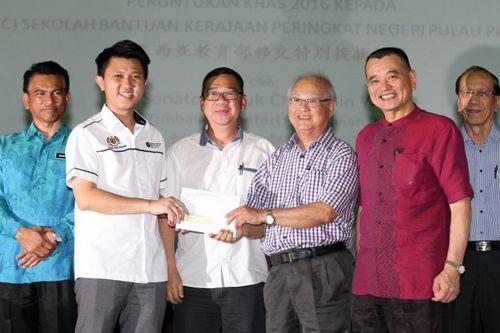 中國僑網(wǎng)張盛聞(左二)向勵(lì)志華小移交撥款。 (馬來西亞《星洲日報(bào)》)