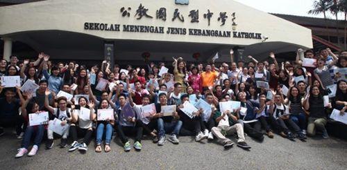 中國僑網(wǎng)合影 (馬來西亞《詩華日報》)