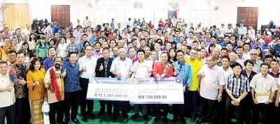 中國(guó)僑網(wǎng)瑪茲爾與獲得撥款的各校代表合影。 (馬來(lái)西亞《光華日?qǐng)?bào)》)