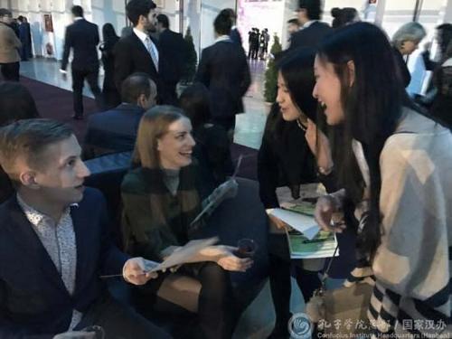 中國(guó)僑網(wǎng)孔院志愿者教師介紹課程