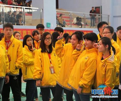 中國(guó)僑網(wǎng)資料圖:華裔青少年合影 林馨攝