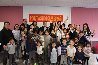 中國僑網(wǎng)朱立英與學(xué)校師生和學(xué)生家長合影