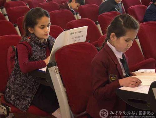 中國(guó)僑網(wǎng)考生認(rèn)真作答