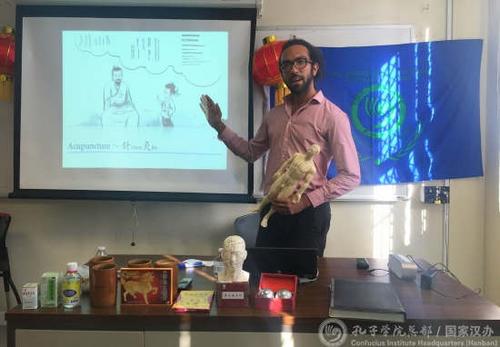 中國僑網(wǎng)吳宗鷹講解中醫(yī)針灸