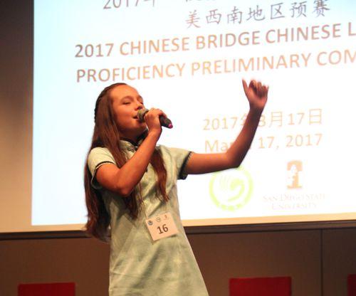 中國僑網(wǎng)《感恩的心》手語展示 (圣大孔子學(xué)院供圖)