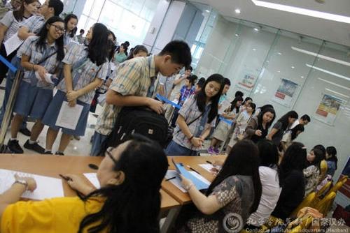 中國僑網(wǎng)考生排隊簽到