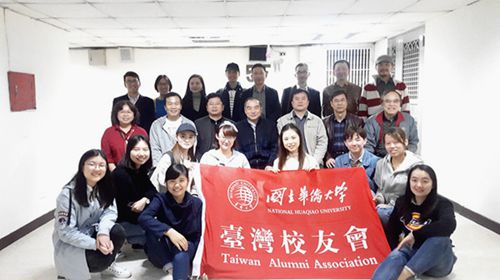 中國僑網(wǎng)賈益民與在臺(tái)師生及校友合影
