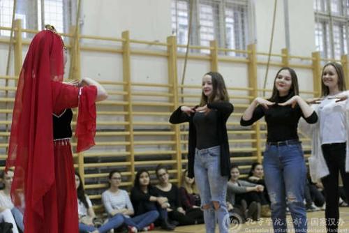 中國(guó)僑網(wǎng)學(xué)習(xí)維吾爾族舞蹈