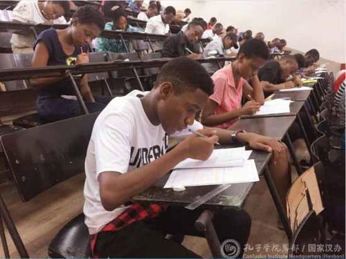 中國僑網考生沉著認真答題