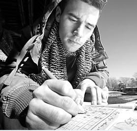 中國僑網(wǎng)圖為學(xué)習(xí)漢字書寫的外國學(xué)生。光明圖片/視覺中國