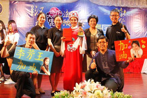 中國(guó)僑網(wǎng)李芳玉與曼松德孔子學(xué)院指導(dǎo)教師合影留念