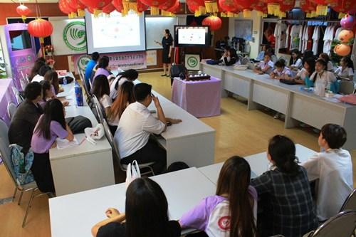 中國僑網(wǎng)在孔院聽“二十四節(jié)氣”課。(泰國曼松德孔子學(xué)院供圖 靳越然 攝)