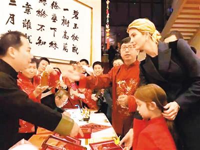 中國僑網(wǎng)圖為在中國駐美使館活動(dòng)中,伊萬卡·特朗普和女兒阿拉貝拉參觀中國的傳統(tǒng)工藝。資料圖片