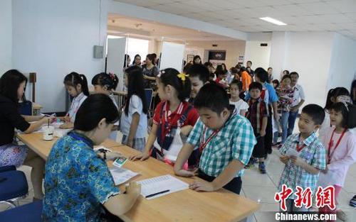 中國(guó)僑網(wǎng)資料圖:印尼學(xué)生踴躍參加漢語(yǔ)考試。 (陳寧潔 攝)