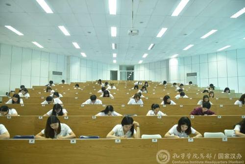 中國僑網(wǎng)四級考場坐滿考生