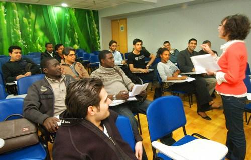 中國僑網(wǎng)資料圖片:外國商人跟著老師學(xué)中文 新華社發(fā)