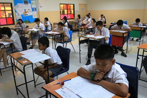 中國僑網(wǎng)認(rèn)真答題的HSK一級(jí)考生。