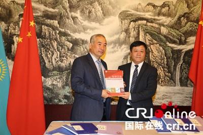 中國(guó)僑網(wǎng)贈(zèng)書儀式現(xiàn)場(chǎng)