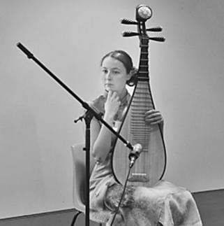 中國(guó)僑網(wǎng)圖為獲得冠軍的凱瑟琳·佩莉正在決賽上進(jìn)行才藝表演。(李佳彬 攝)