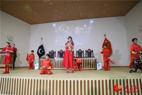 中國(guó)僑網(wǎng)圖為參賽選手展示才藝(人民網(wǎng)記者 徐偉 攝)