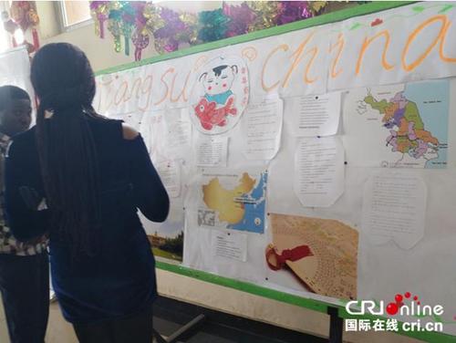 中國(guó)僑網(wǎng)拉各斯大學(xué)的學(xué)生參觀“江蘇文化周”展覽