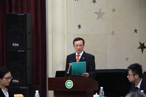 中國僑網(wǎng)來自巴西利亞大學(xué)孔子學(xué)院的文志博代表全體學(xué)員發(fā)言。