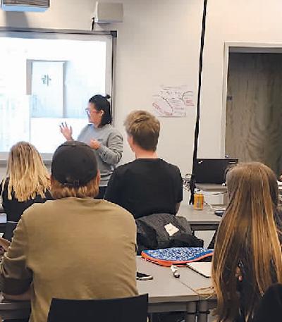 中國僑網(wǎng)張春雪(站立者)在為丹麥學(xué)生上課。