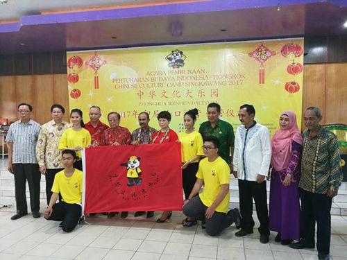 中國(guó)僑網(wǎng)頒授營(yíng)旗