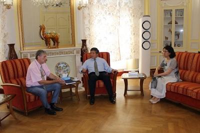 中國(guó)僑網(wǎng)朱立英會(huì)見(jiàn)利涅阿科。