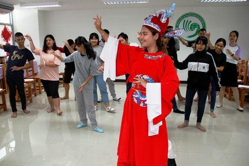 中國僑網學唱黃梅戲