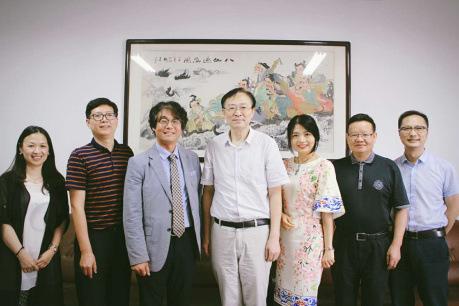 中國僑網(wǎng)訪問團(tuán)與華文學(xué)院領(lǐng)導(dǎo)合影留念