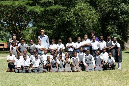 中國僑網(wǎng)王晨光與贊比亞的學(xué)生們合影。王晨光/供圖