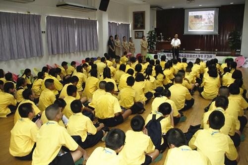 中國僑網(wǎng)曼松德孔子學(xué)院王瑋教授歡迎校友參加圍棋漢語營