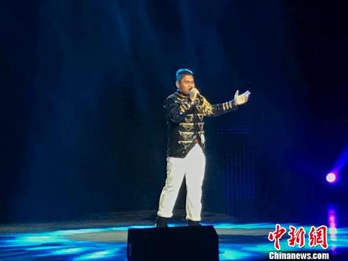 中國僑網(wǎng)陳學(xué)楊演唱《等待》 馬秀秀 攝