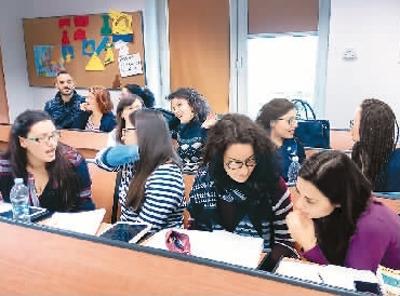 中國僑網(wǎng)辯論課開始前學(xué)生在準(zhǔn)備。