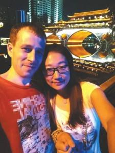 中國僑網(wǎng)亞歷山大與小秦在成都合江亭廊橋。