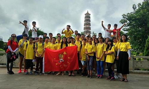 中國僑網(wǎng)夏令營營員們在雷州三元塔公園合影